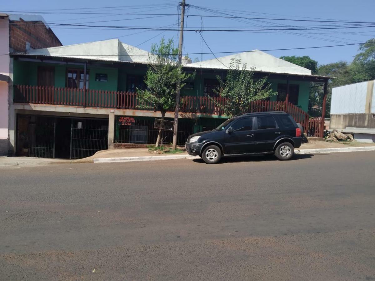 Hostel El Amanecer Puerto Iguazu Exterior photo